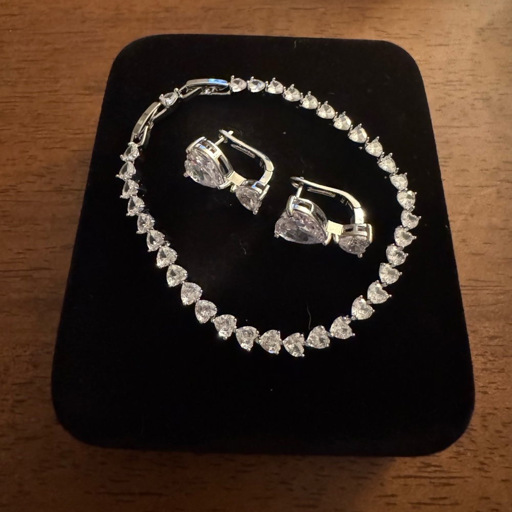 Elegant White Gold Tone Heart Shaped Jewelry Set with Clear Glass Stones